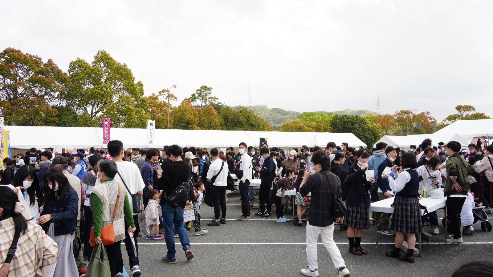 天候に恵まれ、出店には多くの人々が