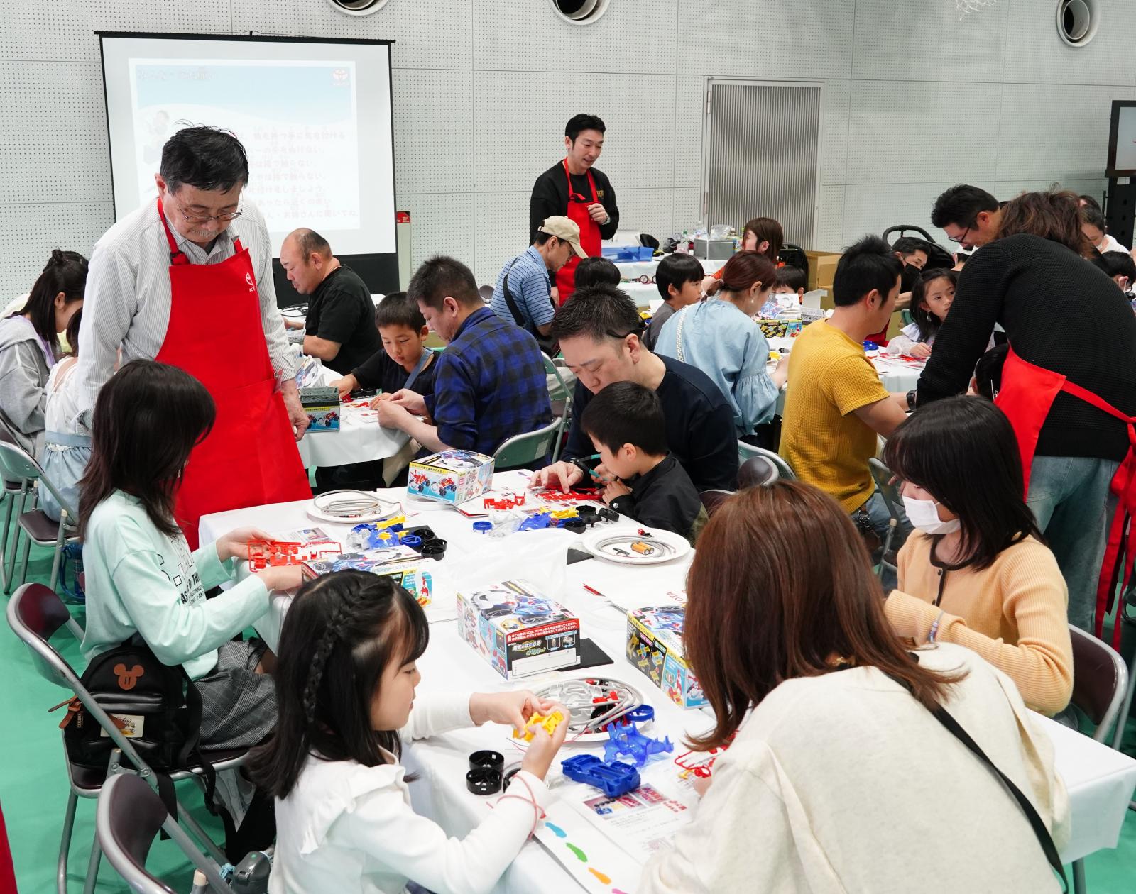 ハイブリッドカーづくりに親子で挑戦