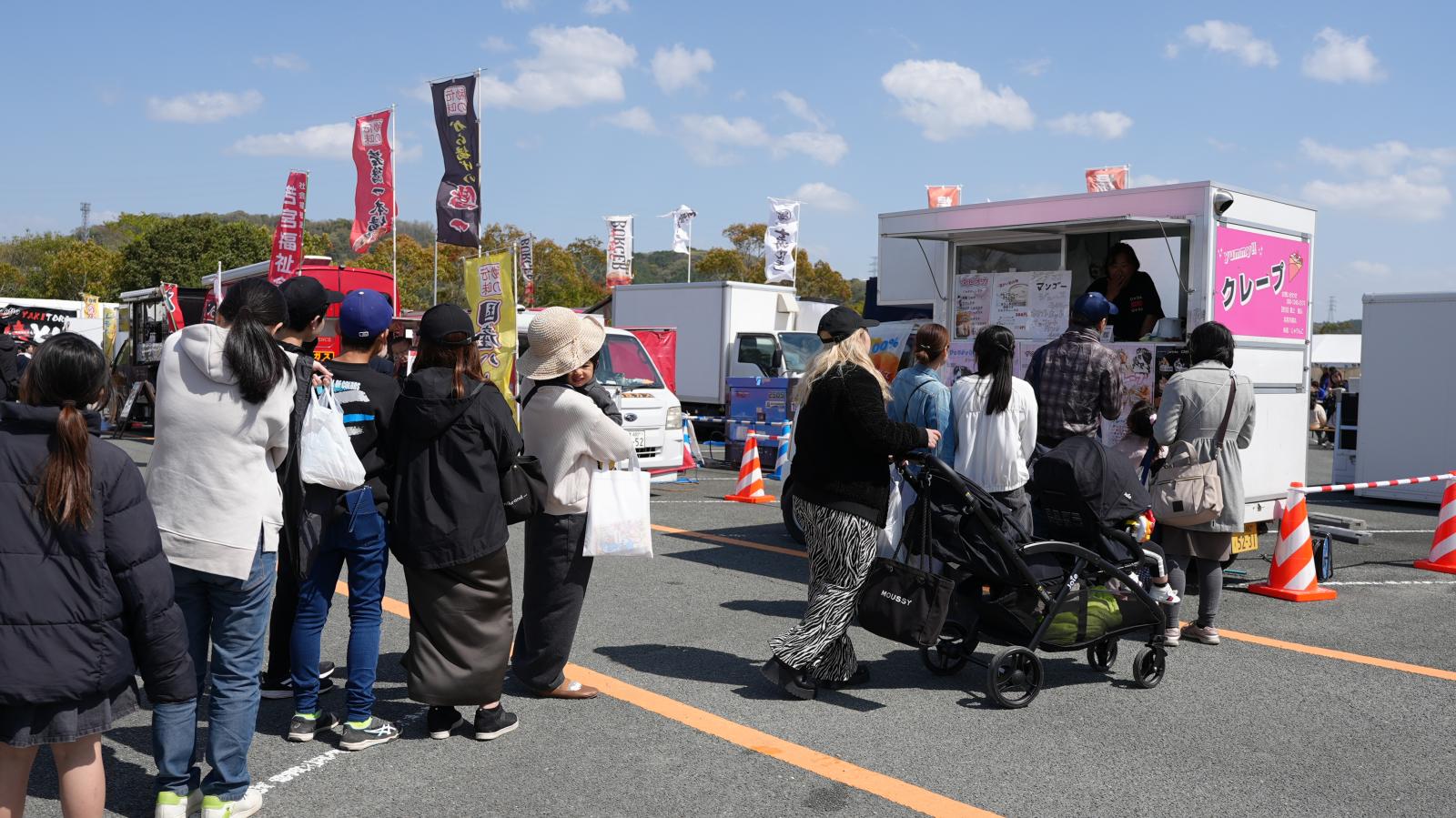 絶品グルメのキッチンカーに行列