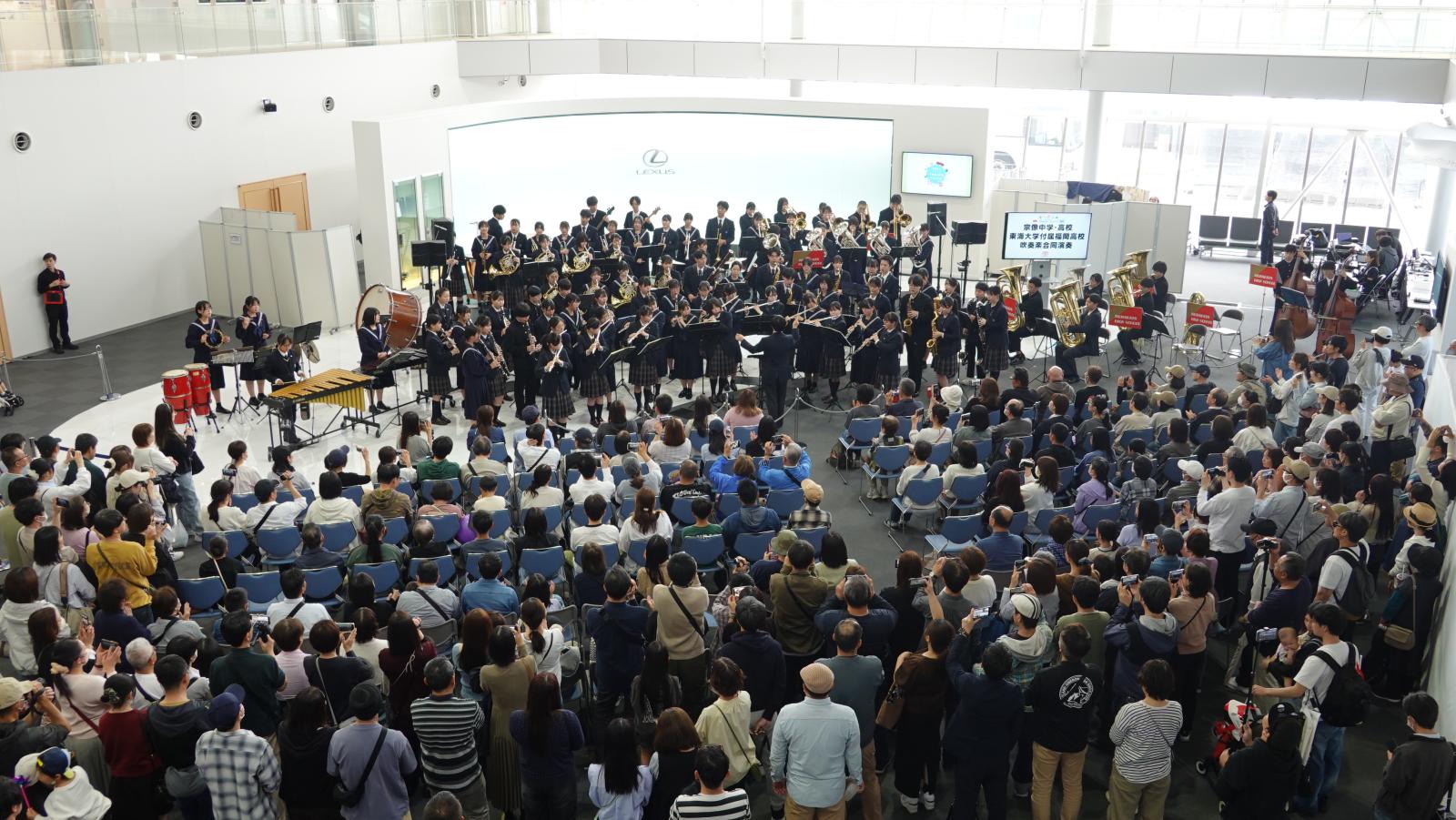 多くの来場者がステージイベントを観覧