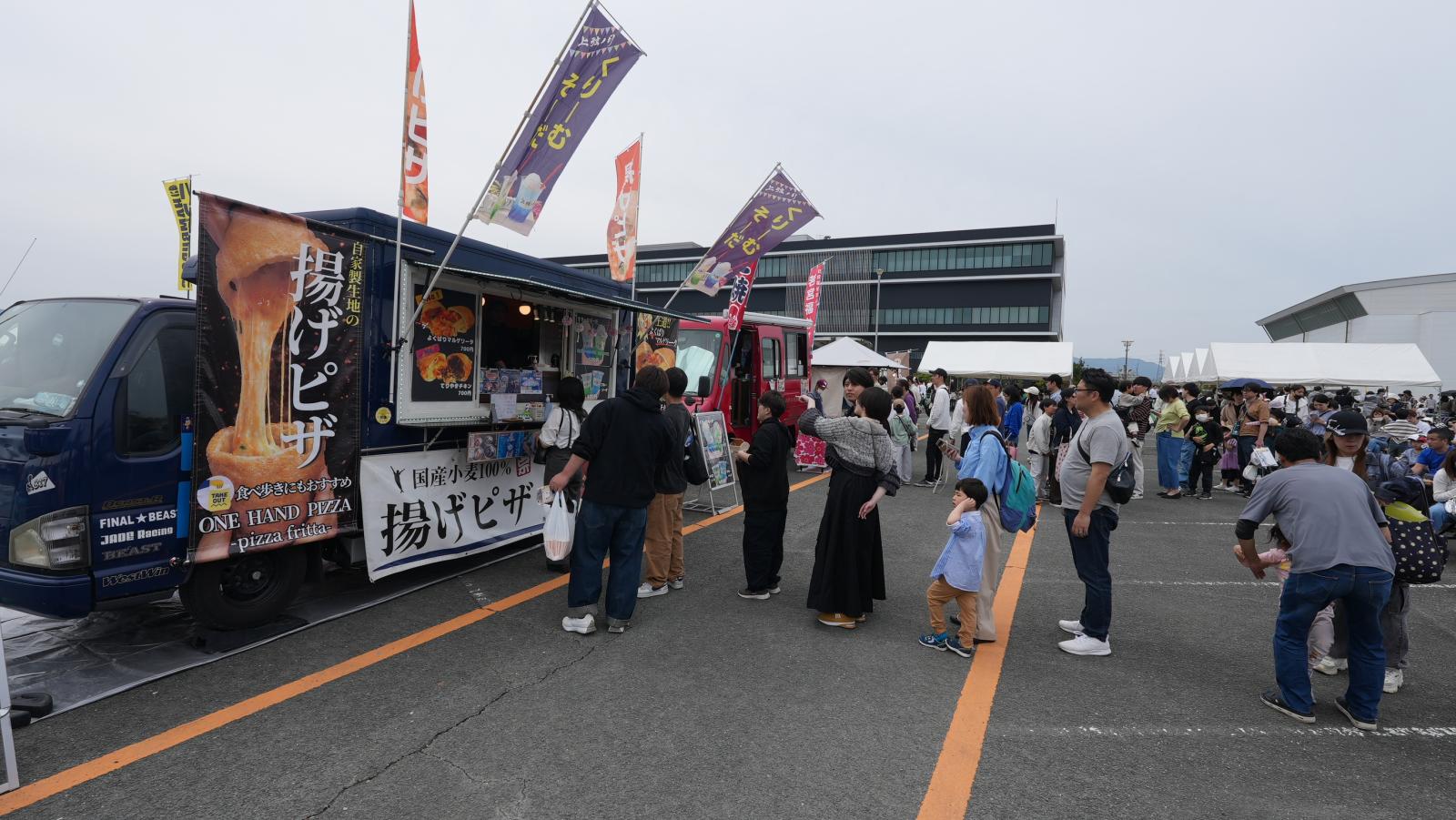 地元グルメに行列